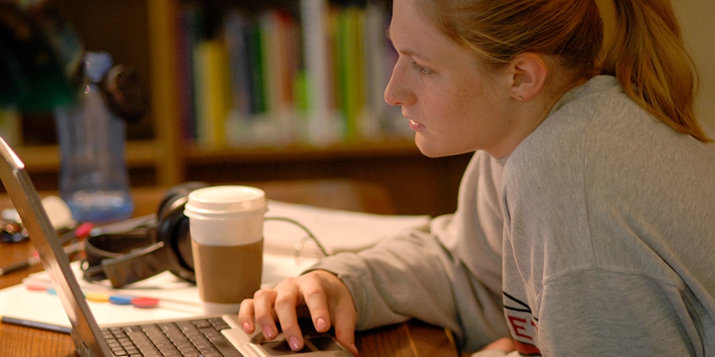 Student fills out FAFSA on her laptop.