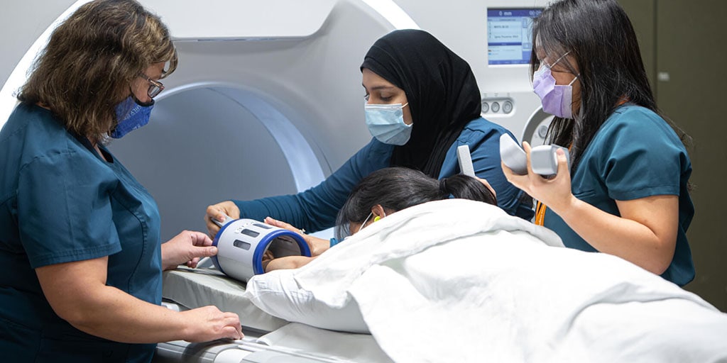 Nourhan Halawa and Quyen Nguyen are instructed by Jennifer Myers in Magnetic Resonance Imaging (MRI) techniques.