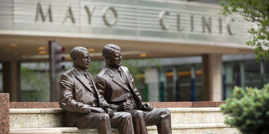Mayo Brothers statue outside Mayo Clinic building