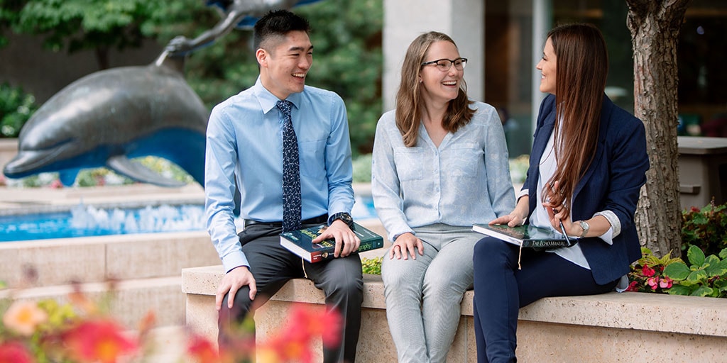 Students enjoying time together outside during their training at Mayo Clinic Graduate School of Biomedical Sciences.