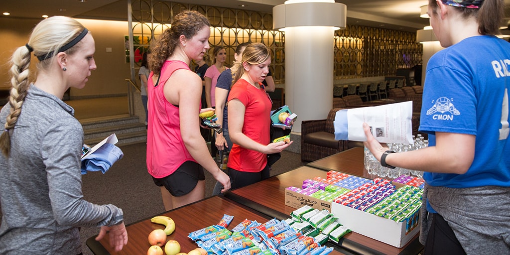 Mayo Clinic students picking up food at a student life and wellness event