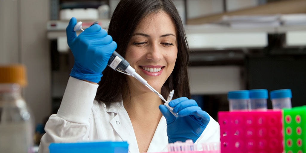 Mayo Clinic student pipetting a sample in research laboratory
