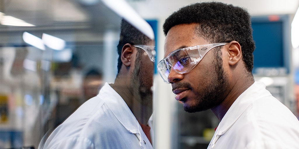 A Mayo Clinic medical lab scientist working in the lab