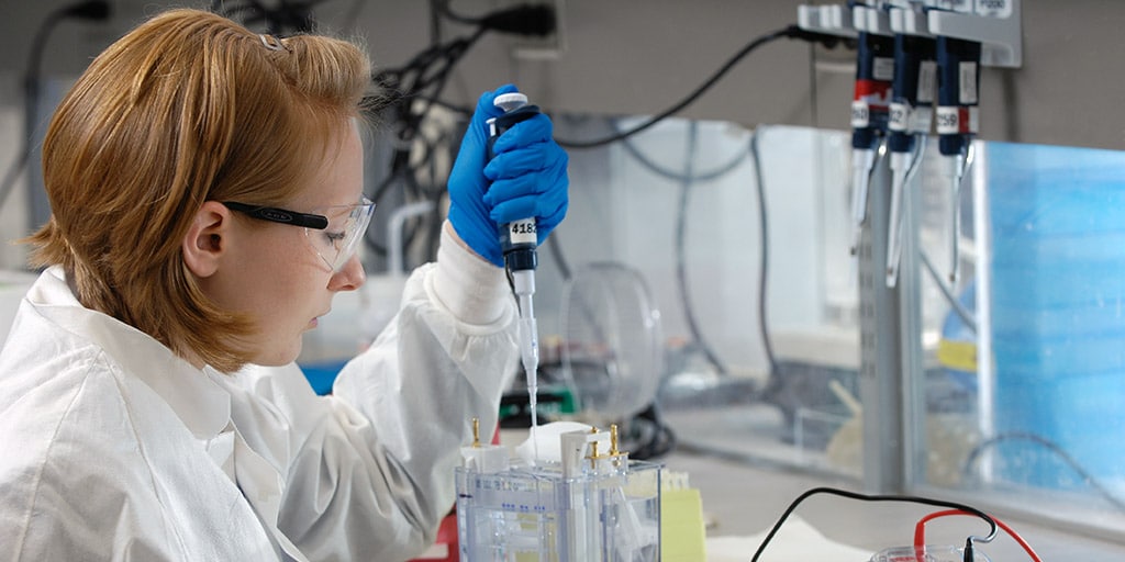 A Mayo Clinic molecular genetic technologist working in the lab.