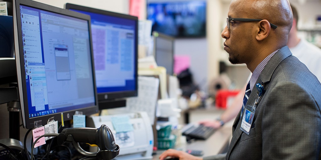 A Mayo Clinic pharmacy technician filling a prescription