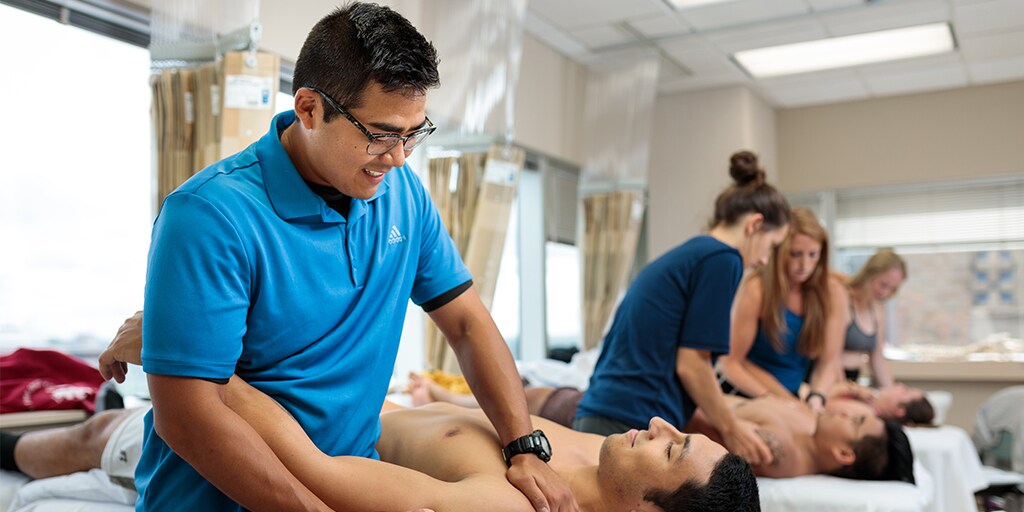 DPT student in shoulder lab. 