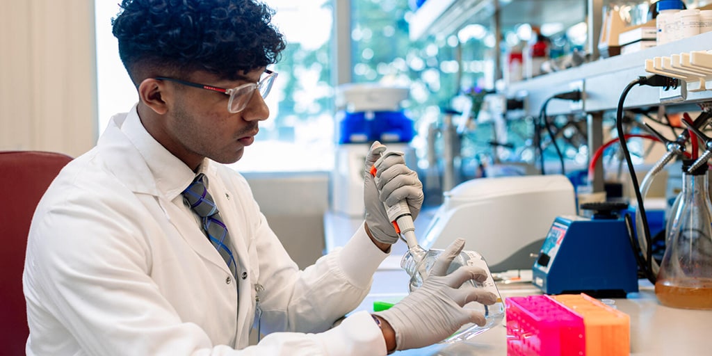 Undergraduate research intern conducts experiments in the lab at Mayo Clinic