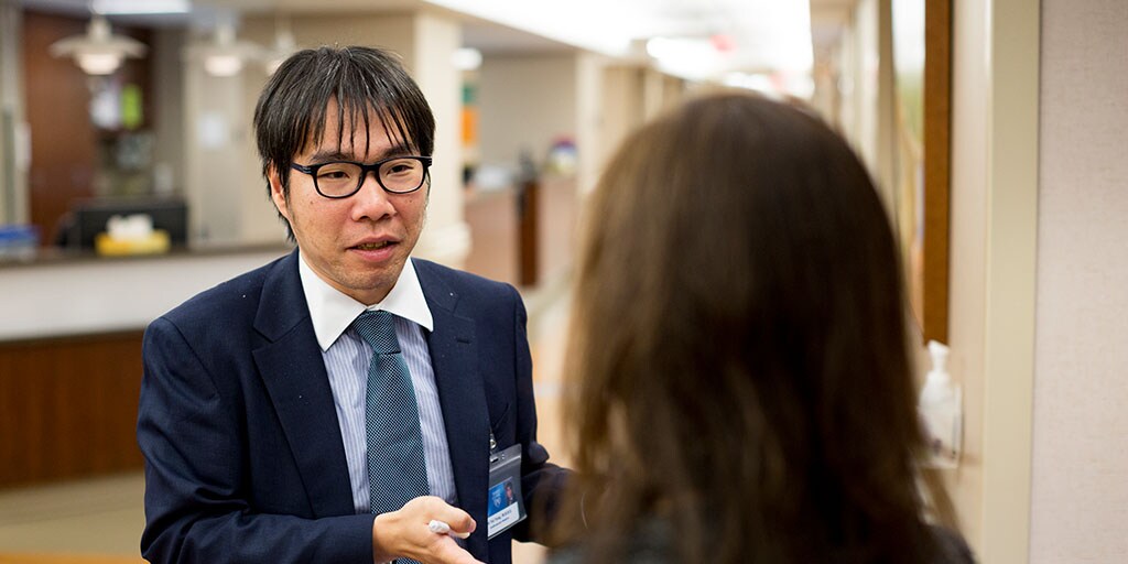 Cardiovascular Diseases fellow speaks with a faculty member in the hallway.