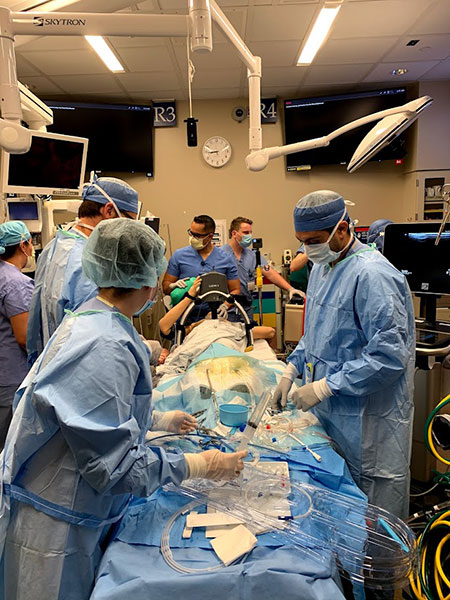 Emergency medicine residents work in the anatomic pathology and cadaver lab