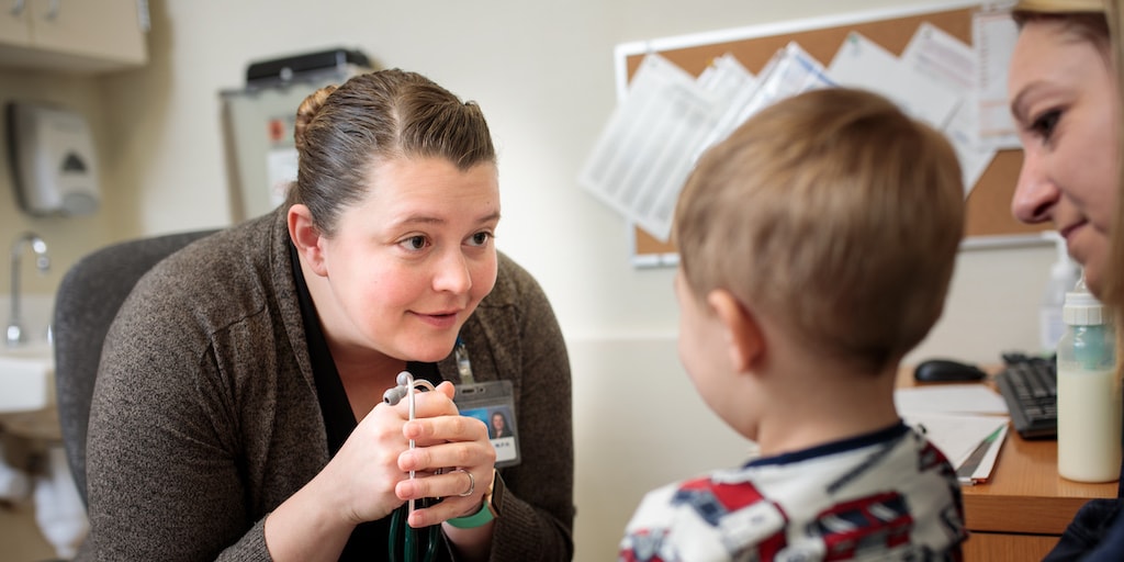 A Mayo Clinic family medicine resident talks to a patient