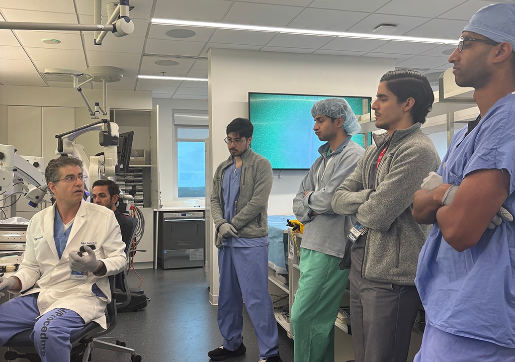 Doctors and medical students work in a lab.